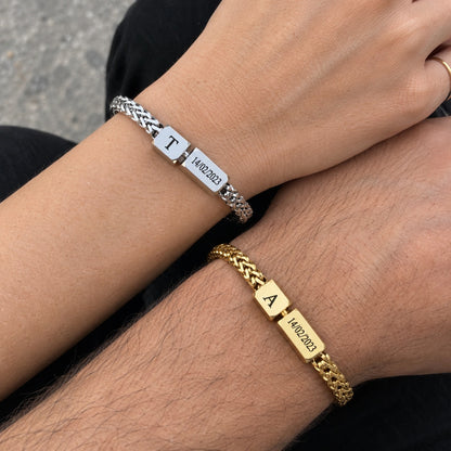 Duo de bracelets couple portés : argent gravé T et or gravé A, date 14/02/2023