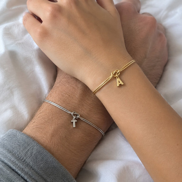 Un couple portant ses bracelets