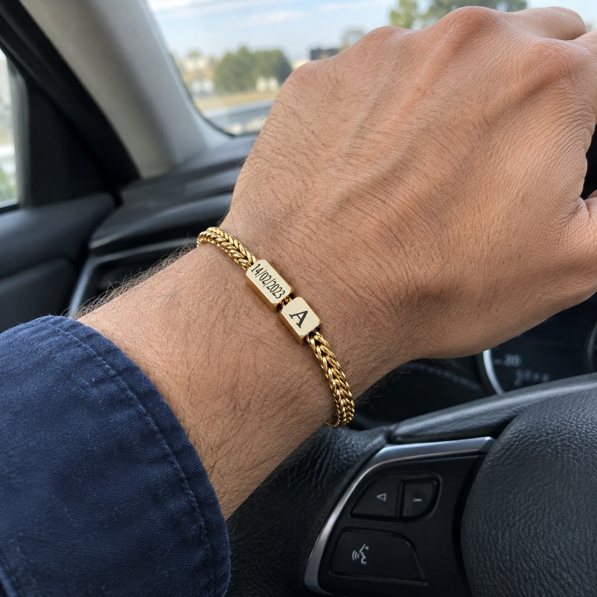 Bracelet or porté au poignet d'un homme