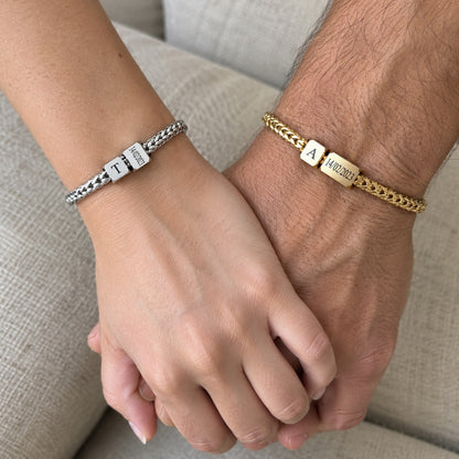 Mains liées, un bracelet chacun