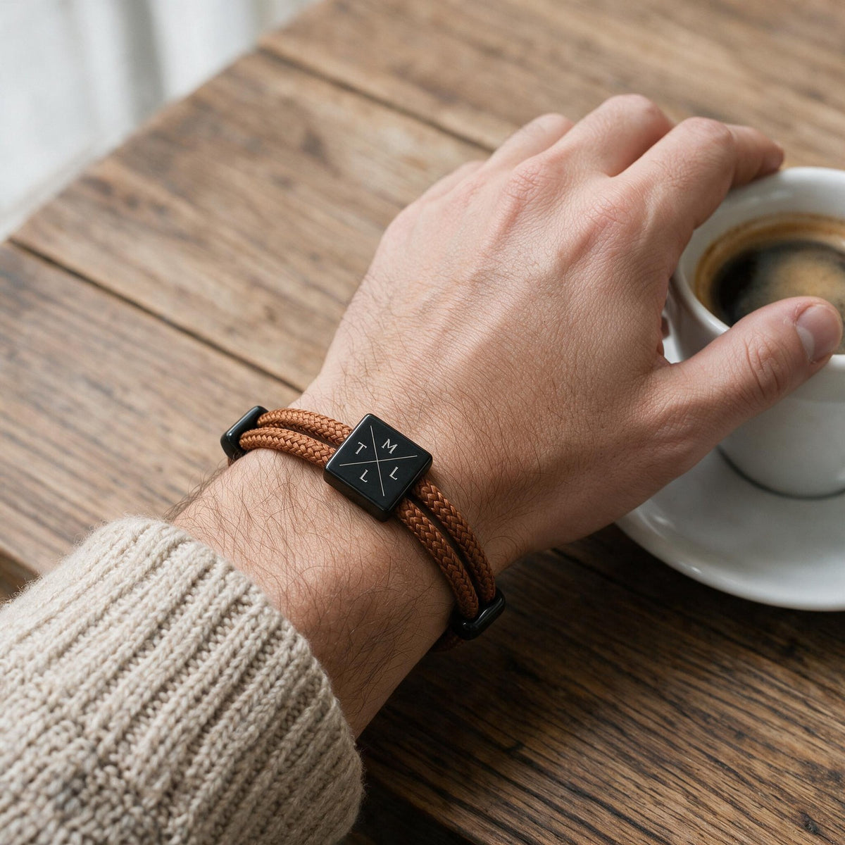 Bracelet Amarre cognac porté au poignet
