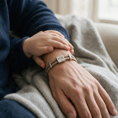 La main d'un enfant sur le poignet de son père