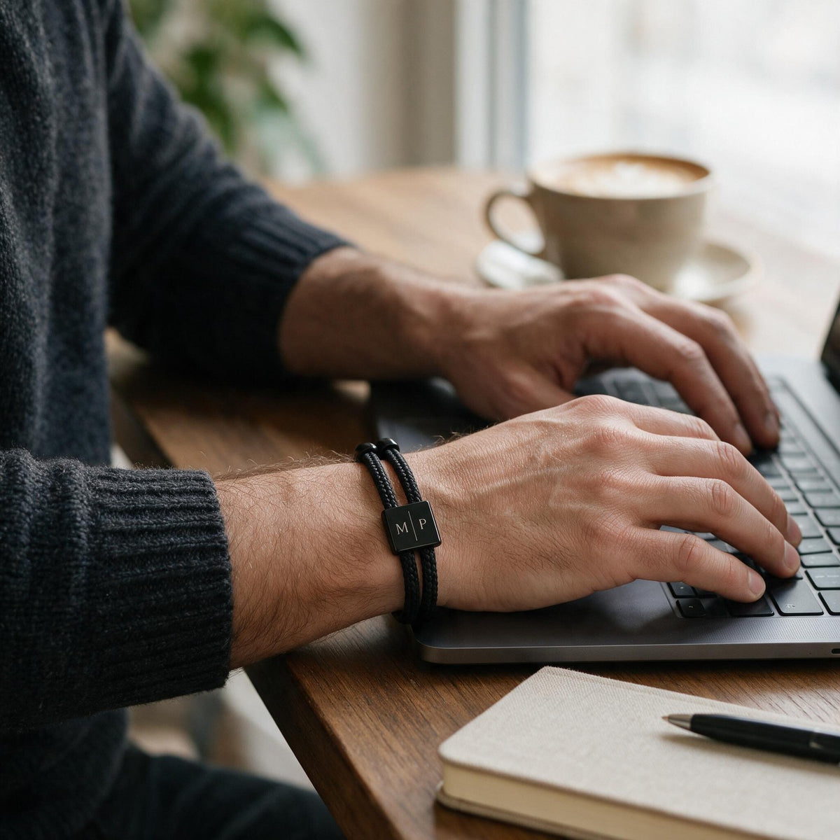 Bracelet Amarre noir porté au bureau