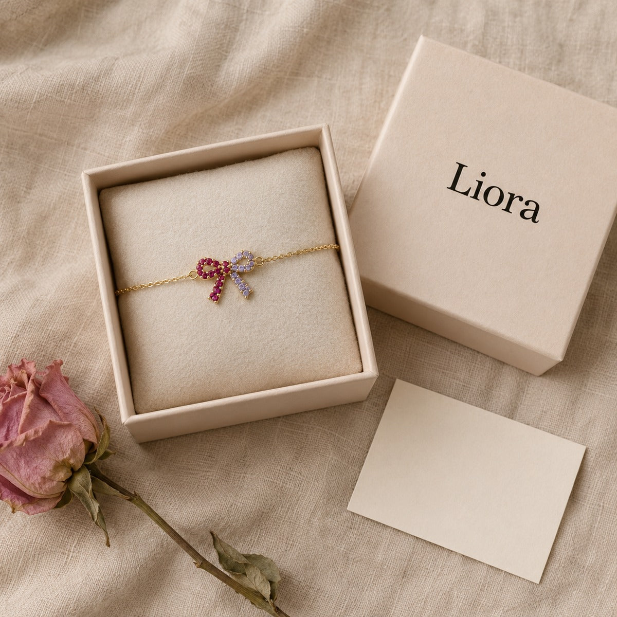 Le coffret Liora ouvert avec le bracelet nœud