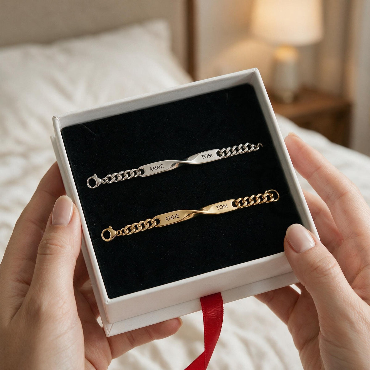 Elle ouvre le coffret Liora : deux bracelets or et argent gravés ANNE · TOM